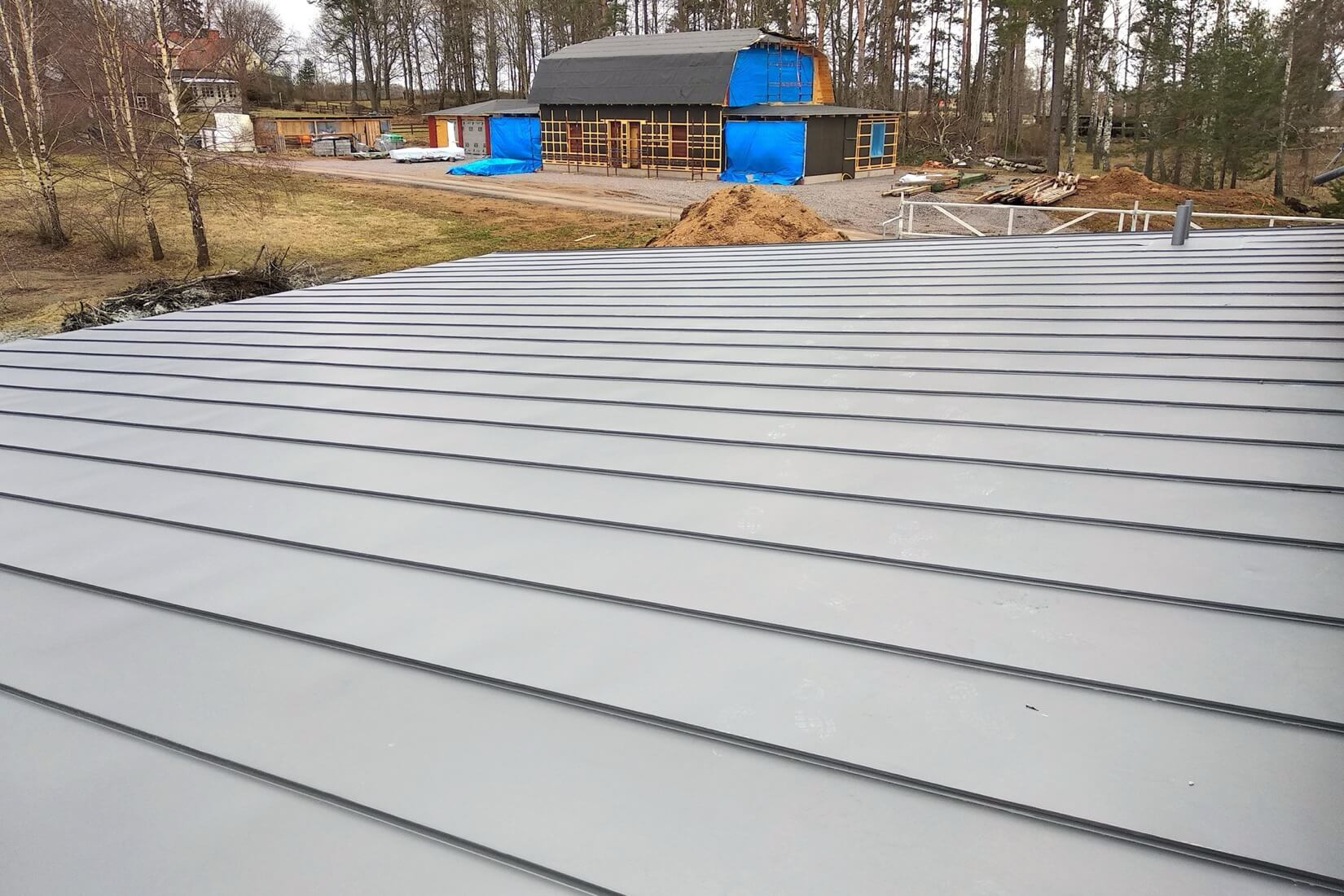 Takläggning Uppsala har genomfört installationen av ett grått tak i bandplåt